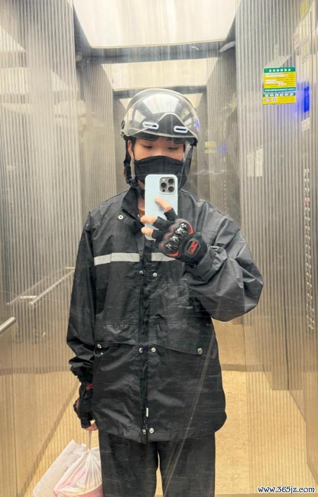 为外卖员设零食架小伙否定立东说念主设 善意之举感动打工东说念主