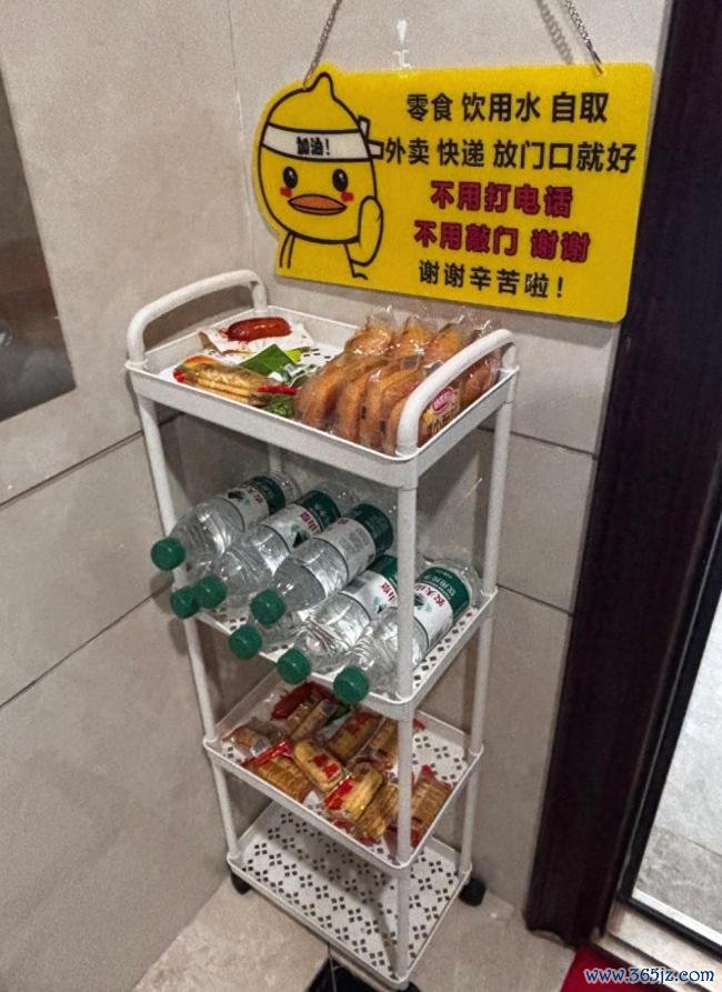 为外卖员设零食架小伙否定立东说念主设